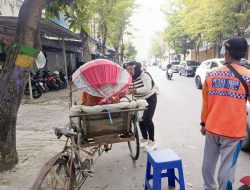 JMP Tebar Berkah Ramadan, Ratusan Snack Box Dibagikan untuk Pejuang Nafkah di Jalanan Pamekasan